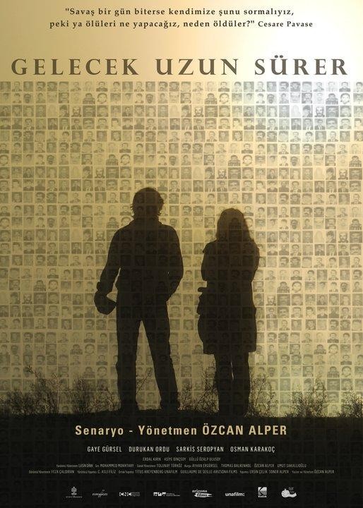 Gelecek Uzun Sürer (2011) afişi Gelecek Uzun Sürer (2011) afişi
