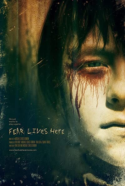 Korku Burada Yaşıyor (2012) afişi Korku Burada Yaşıyor (2012) afişi