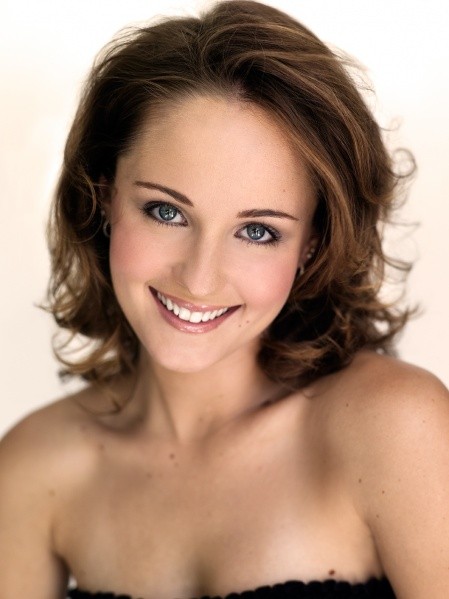 Sara Fletcher Fotoğrafı