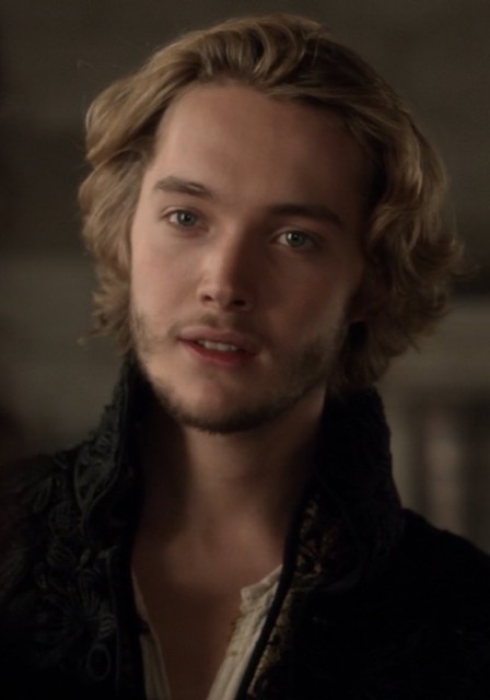 Toby Regbo Fotoğrafı