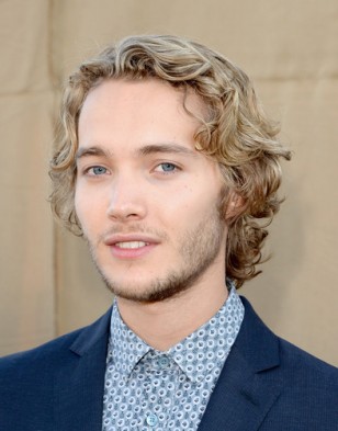 Toby Regbo Fotoğrafı
