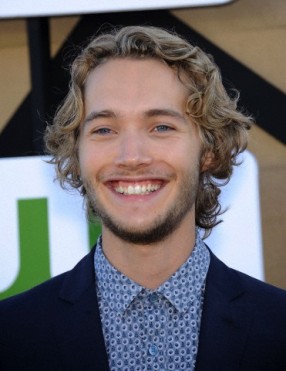 Toby Regbo Fotoğrafı