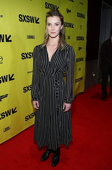 Betty Gilpin Fotoğrafı