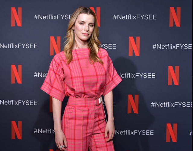 Betty Gilpin Fotoğrafları 37