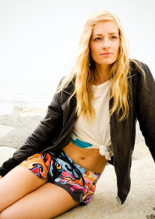 Beth Behrs Fotoğrafı