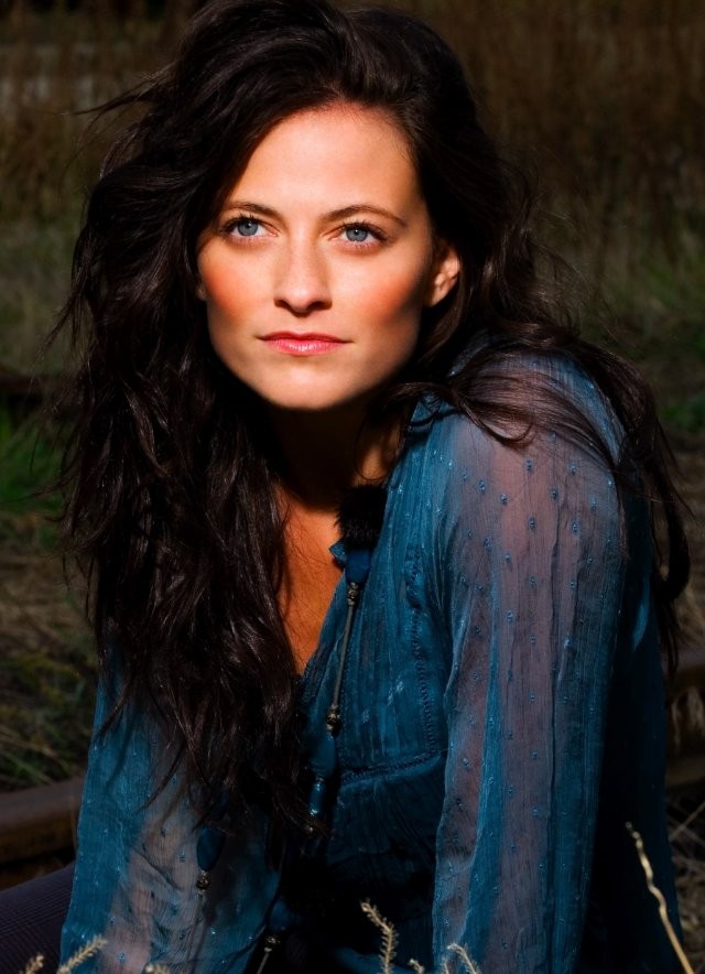 Lara Pulver Fotoğrafı