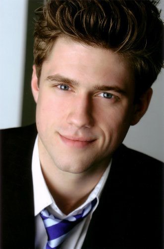 Aaron Tveit Fotoğrafı