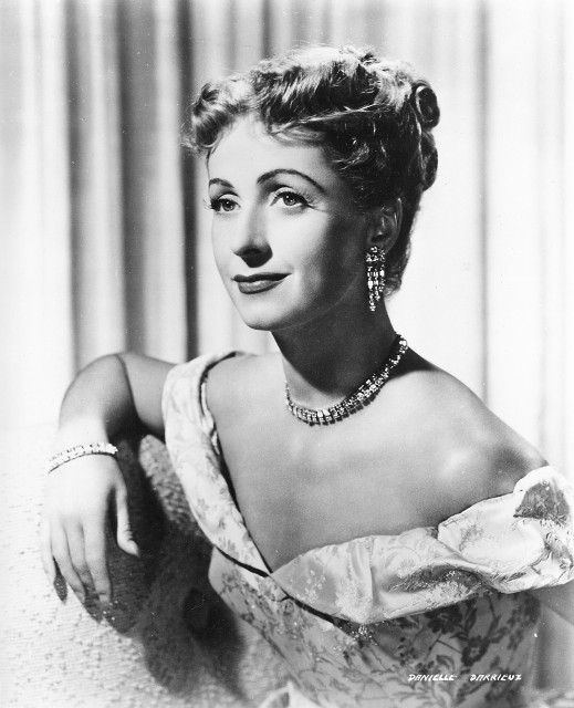 Danielle Darrieux fotoğrafı