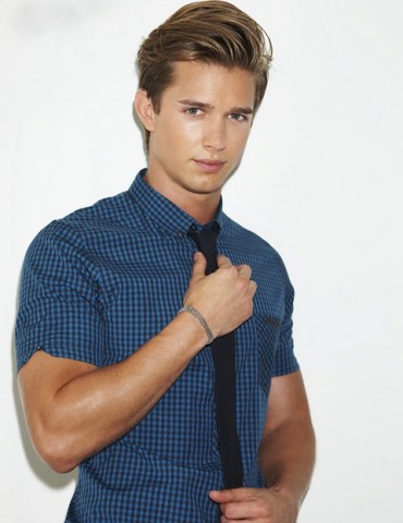 Drew Van Acker Fotoğrafı