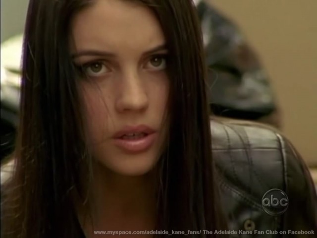 Adelaide Kane Fotoğrafı