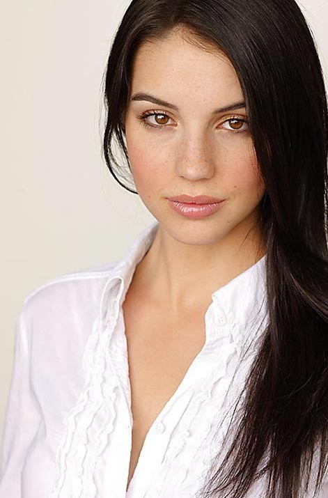 Adelaide Kane Fotoğrafı