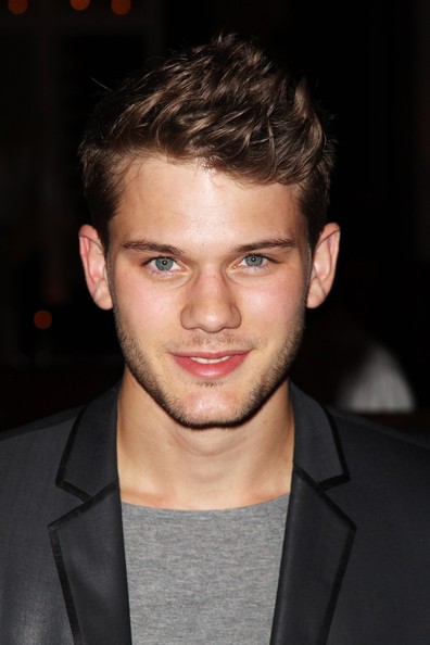 Jeremy Irvine Fotoğrafı