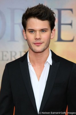 Jeremy Irvine Fotoğrafları 10