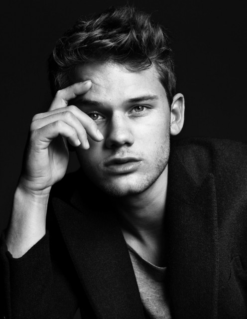 Jeremy Irvine Fotoğrafları 14