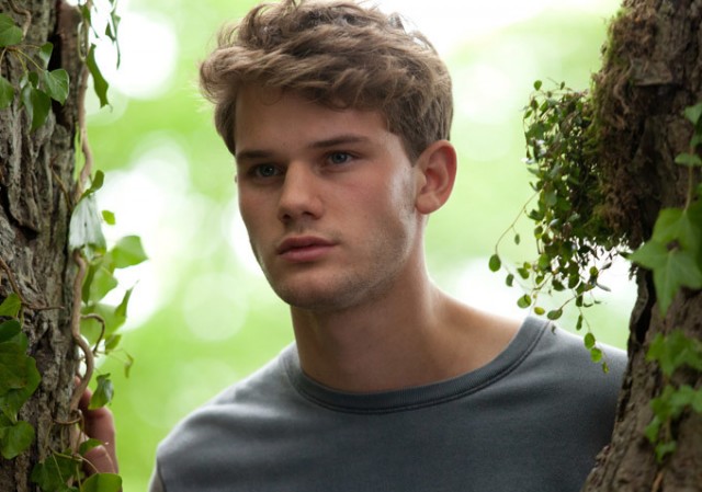 Jeremy Irvine Fotoğrafları 25