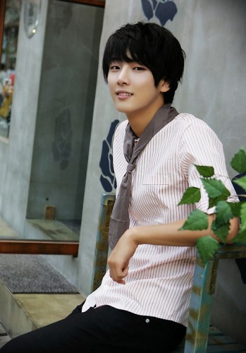 Yoon Si Yoon Fotoğrafı