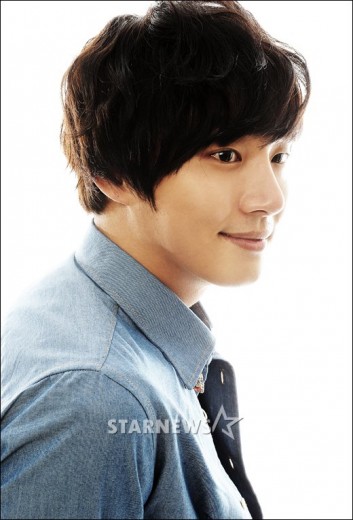 Yoon Si Yoon Fotoğrafı