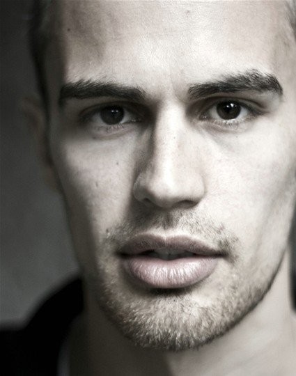 Theo James Fotoğrafı