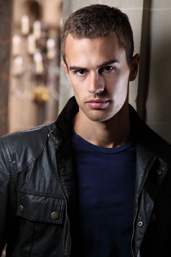 Theo James Fotoğrafı
