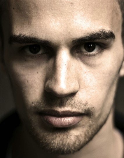 Theo James Fotoğrafı