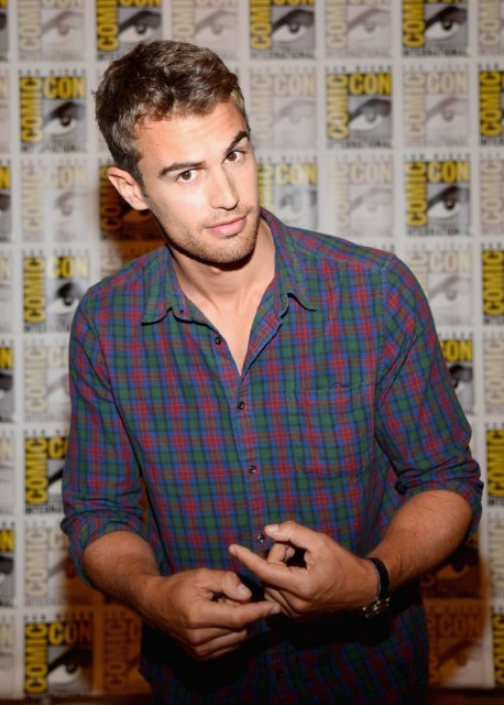 Theo James Fotoğrafları 39