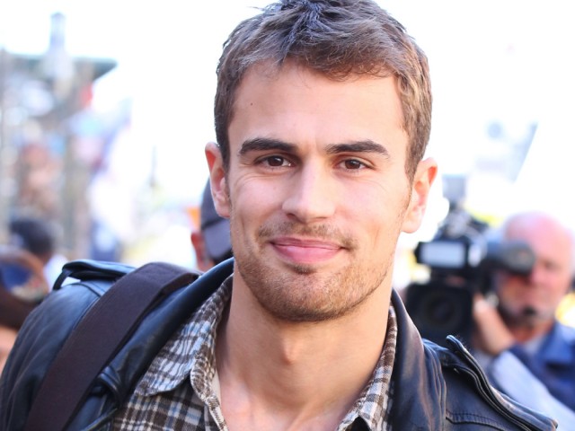 Theo James Fotoğrafı