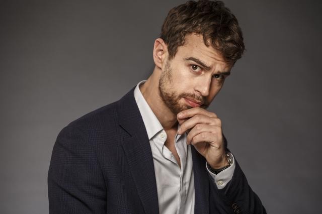 Theo James Fotoğrafı