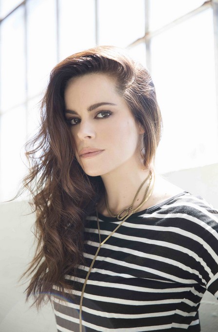 Emily Hampshire Fotoğrafı
