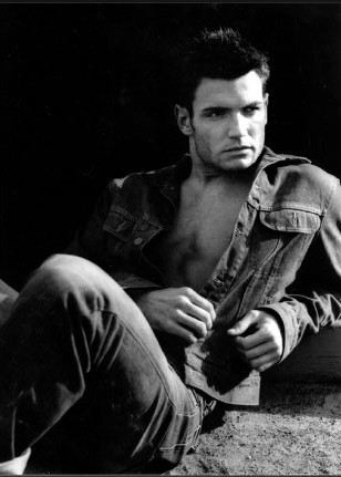 Aiden Turner Fotoğrafı