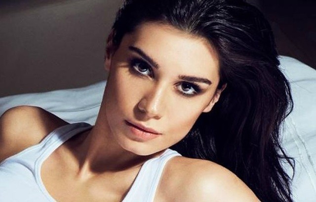 Burcu Kıratlı Fotoğrafları 51