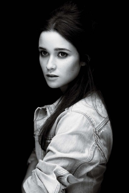 Alice Englert fotoğrafı