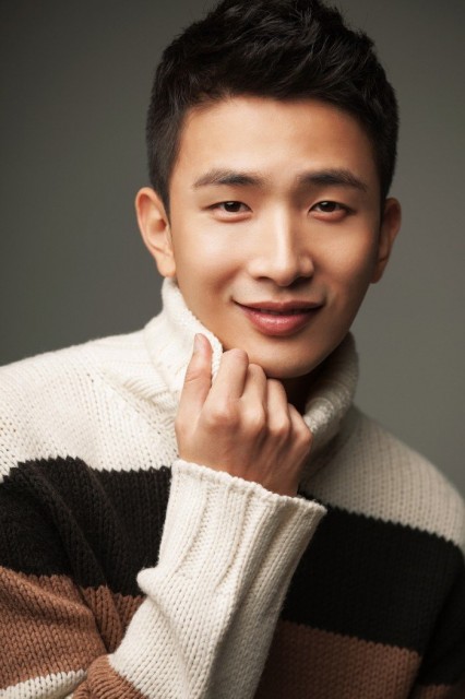 Lee Yong-joo (i) Fotoğrafı