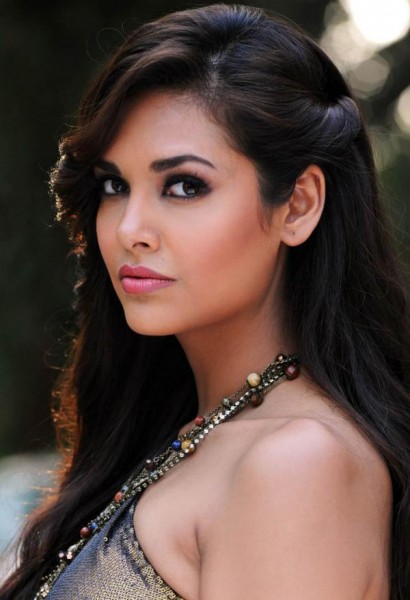Esha Gupta Fotoğrafı