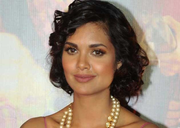Esha Gupta Fotoğrafı