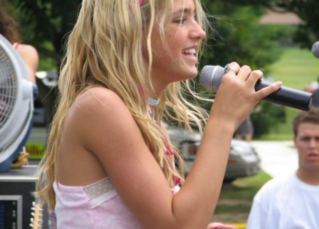 Katelyn Tarver Fotoğrafı