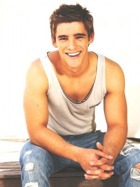 Brenton Thwaites Fotoğrafı