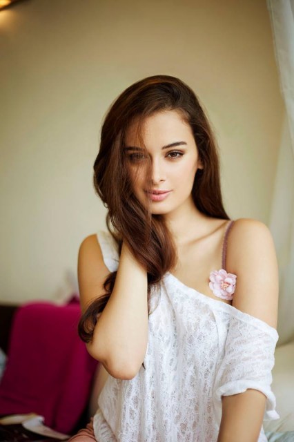 Evelyn Sharma Fotoğrafı