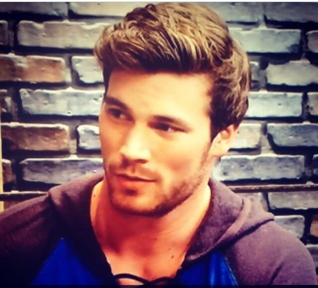 Derek Theler Fotoğrafı