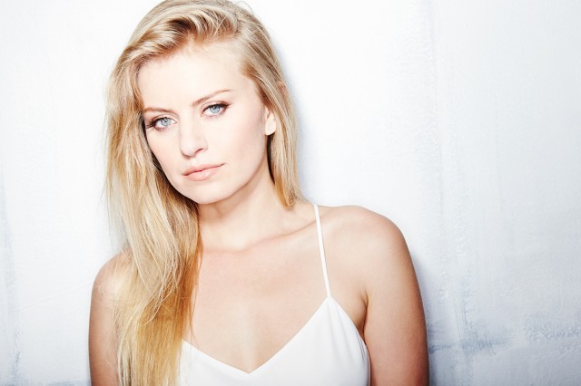 Sarah  Minnich Fotoğrafları 1