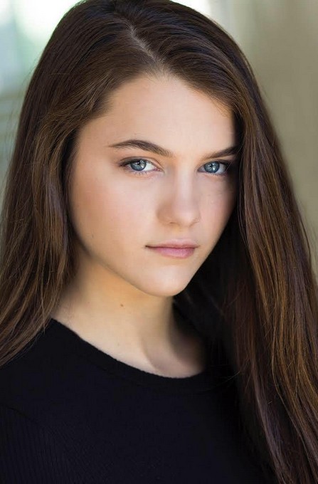 Chloe East Fotoğrafları 13