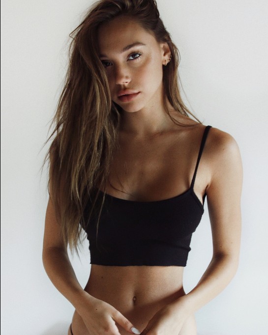 Alexis Ren Fotoğrafı