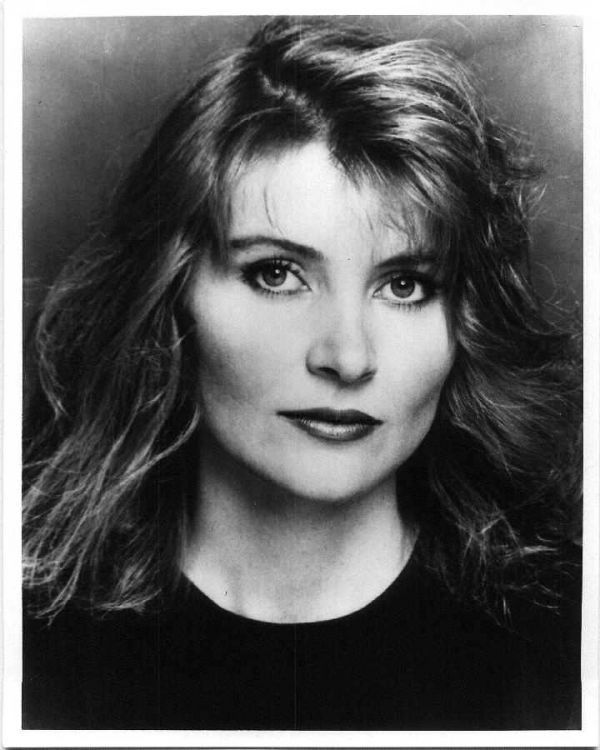 Beth Broderick Fotoğrafları 5