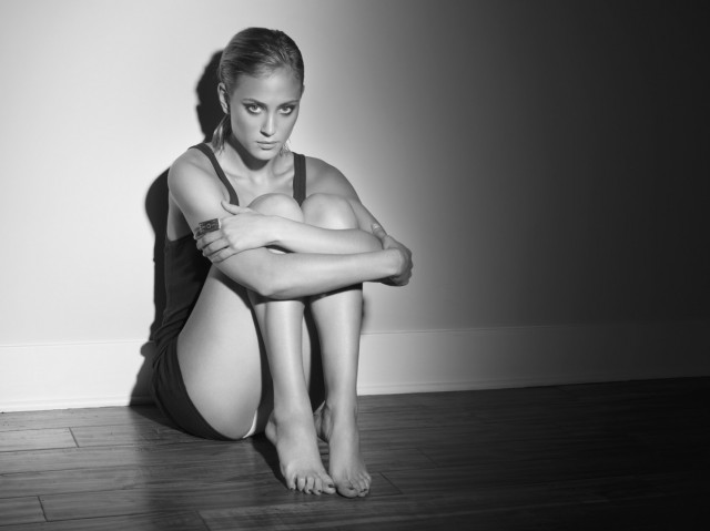 Nora Arnezeder Fotoğrafı