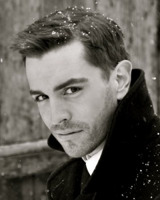 Adam Bond Fotoğrafı