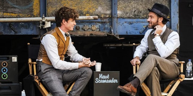 Eddie Redmayne ve Jude Law'dan, Fantastic Beasts Evreninin Harry Potter Evreniyle Olan Bağlarını Açıkladıkları Bir Video Geldi