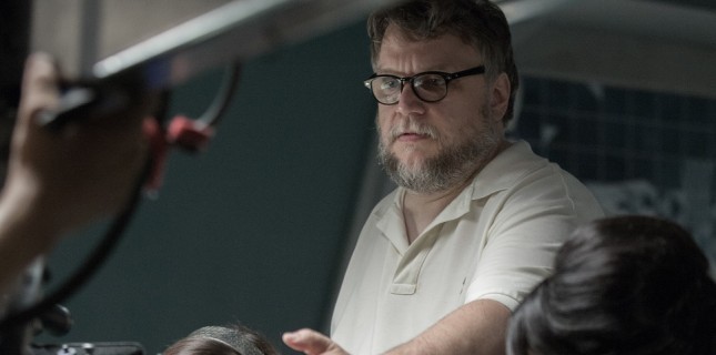 Guillermo Del Toro'nun Nightmare Alley Filmi Çarpıcı Bir Kadro İle Gelecek 