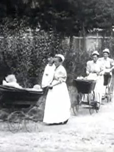 Défilé De Voitures De Bébés à La Pouponnière De Paris (1899) afişi