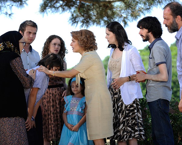 Öyle Bir Geçer Zaman Ki Fotoğrafı