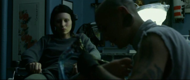 Ejderha Dövmeli Kız fotoğrafı