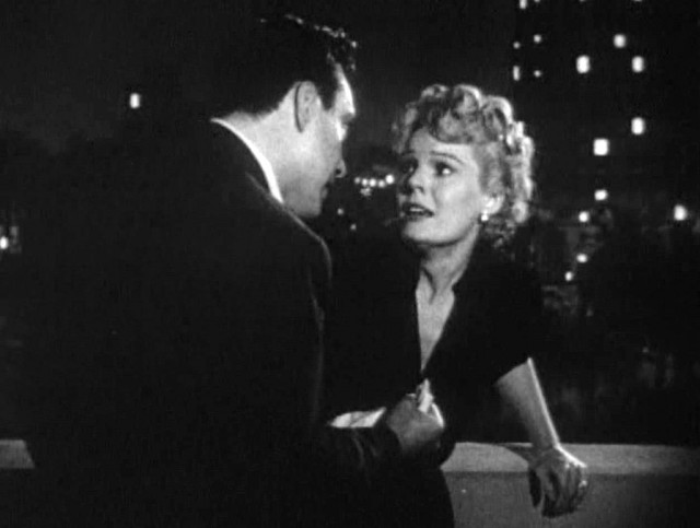 Esrar Perdesi Fotoğrafı